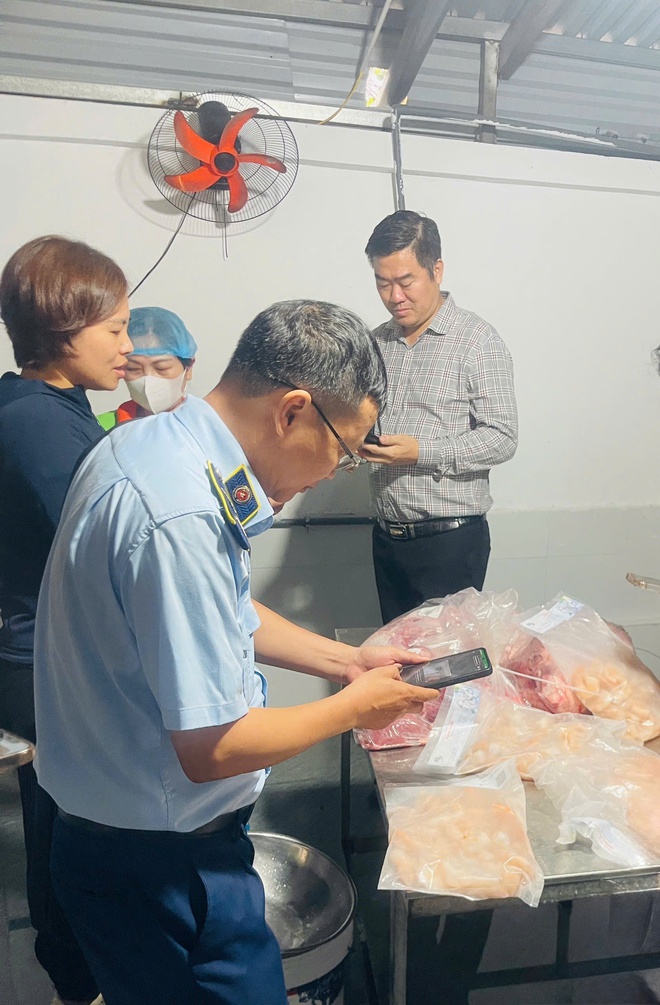 TĂNG CƯỜNG KIỂM TRA, ĐẢM BẢO AN TOÀN THỰC PHẨM TẠI BẾP ĂN BÁN TRÚ CÁC TRƯỜNG HỌC TRÊN ĐỊA BÀN XÃ HỒNG VÂN- Ảnh 5.