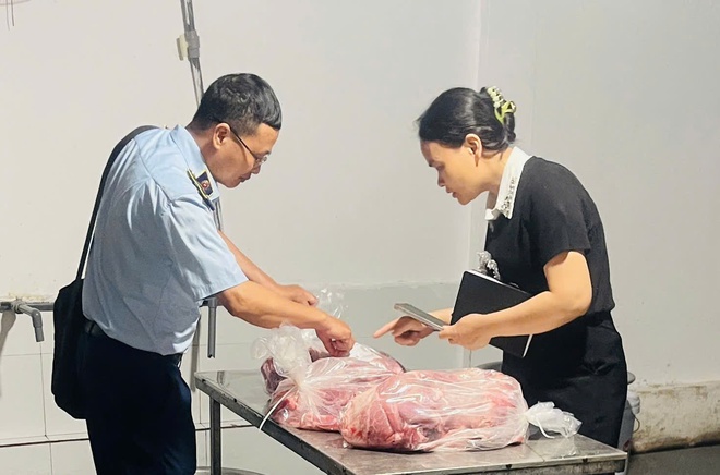 TĂNG CƯỜNG KIỂM TRA, ĐẢM BẢO AN TOÀN THỰC PHẨM TẠI BẾP ĂN BÁN TRÚ CÁC TRƯỜNG HỌC TRÊN ĐỊA BÀN XÃ HỒNG VÂN- Ảnh 11.