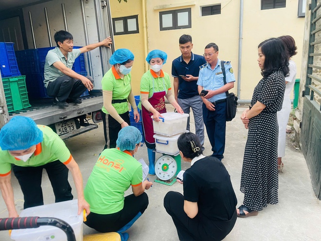 TĂNG CƯỜNG KIỂM TRA, ĐẢM BẢO AN TOÀN THỰC PHẨM TẠI BẾP ĂN BÁN TRÚ CÁC TRƯỜNG HỌC TRÊN ĐỊA BÀN XÃ HỒNG VÂN- Ảnh 10.