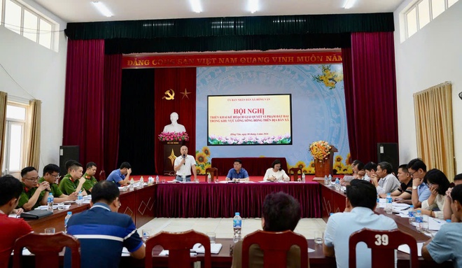 Xã Hồng Vân triển khai kế hoạch giải quyết vi phạm đất đai trong khu vực lòng Sông Hồng trên địa bàn xã.- Ảnh 1.