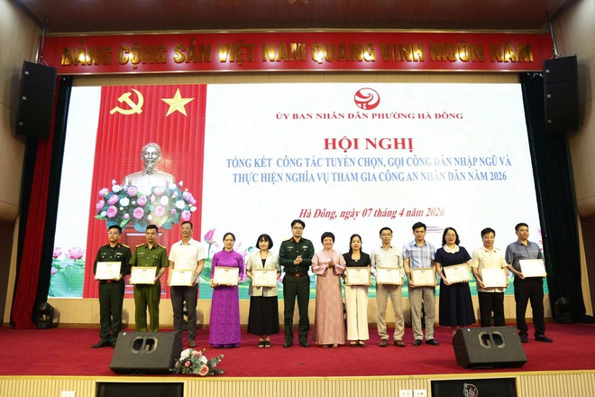 Phường Hà Đông khen thưởng 132 tập thể, cá nhân trong công tác tuyển chọn, gọi công dân nhập ngũ năm 2026- Ảnh 3.