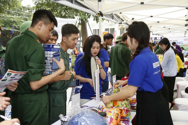 Phiên giao dịch việc làm 5 phường khu vực Hà Đông thu hút 75 doanh nghiệp, nhãn hàng tham gia tuyển dụng, tuyển sinh hơn 3.000 chỉ tiêu- Ảnh 10.