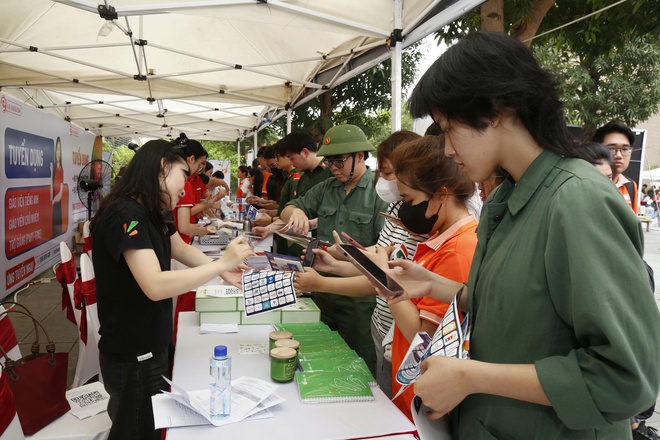 Phiên giao dịch việc làm 5 phường khu vực Hà Đông thu hút 75 doanh nghiệp, nhãn hàng tham gia tuyển dụng, tuyển sinh hơn 3.000 chỉ tiêu- Ảnh 9.