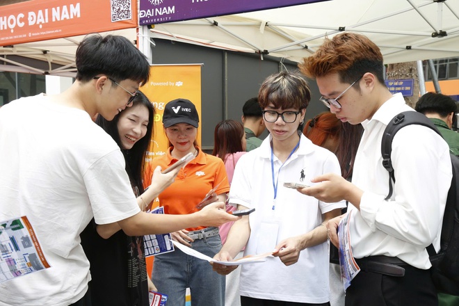 Phiên giao dịch việc làm 5 phường khu vực Hà Đông thu hút 75 doanh nghiệp, nhãn hàng tham gia tuyển dụng, tuyển sinh hơn 3.000 chỉ tiêu- Ảnh 8.