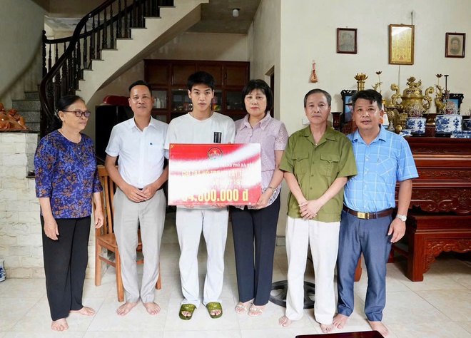 Tiếp tục hỗ trợ tặng quà vụ lật tàu tại vịnh Hạ Long - Ảnh 1.