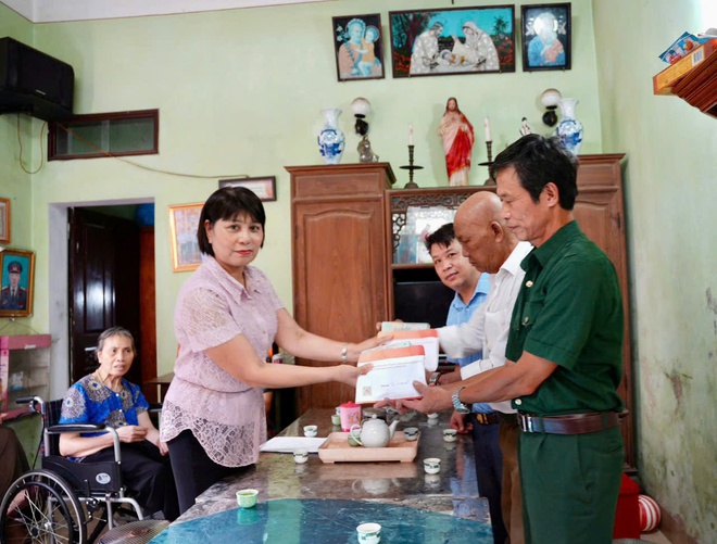Tiếp tục hỗ trợ tặng quà vụ lật tàu tại vịnh Hạ Long - Ảnh 2.