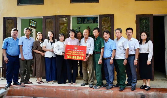 Tiếp tục hỗ trợ tặng quà vụ lật tàu tại vịnh Hạ Long - Ảnh 4.