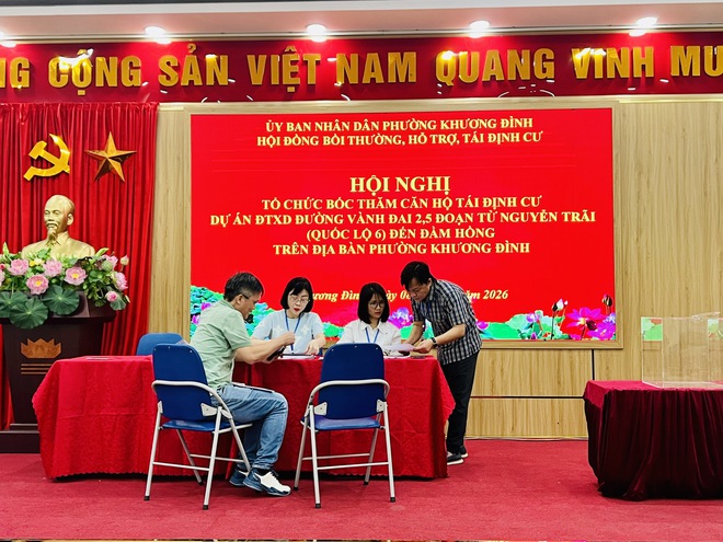 Phường Khương Đình tổ chức bốc thăm căn hộ tái định cư phục vụ Dự án đường Vành đai 2,5- Ảnh 6.