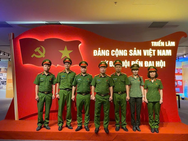 Công an xã Hồng Vân tổ chức sinh hoạt chính trị, tham quan triển lãm “Đảng Cộng sản Việt Nam - từ Đại hội đến Đại hội”- Ảnh 1.