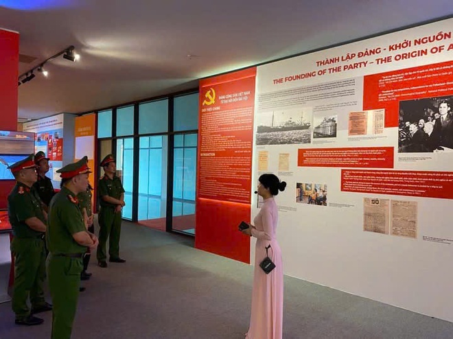 Công an xã Hồng Vân tổ chức sinh hoạt chính trị, tham quan triển lãm “Đảng Cộng sản Việt Nam - từ Đại hội đến Đại hội”- Ảnh 2.