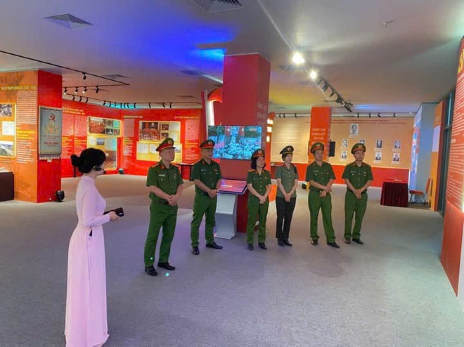 Công an xã Hồng Vân tổ chức sinh hoạt chính trị, tham quan triển lãm “Đảng Cộng sản Việt Nam - từ Đại hội đến Đại hội”- Ảnh 3.