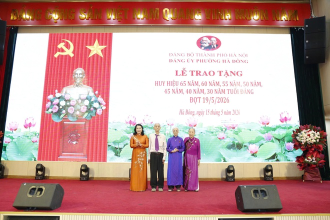 Phường Hà Đông tổ chức trao Huy hiệu Đảng cho 330 đảng viên đợt 19/5- Ảnh 5.