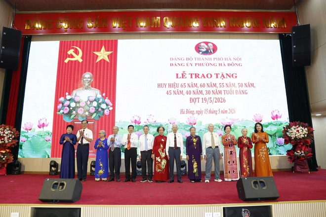 Phường Hà Đông tổ chức trao Huy hiệu Đảng cho 330 đảng viên đợt 19/5- Ảnh 6.