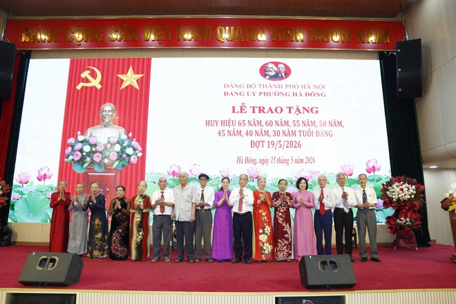Phường Hà Đông tổ chức trao Huy hiệu Đảng cho 330 đảng viên đợt 19/5- Ảnh 3.