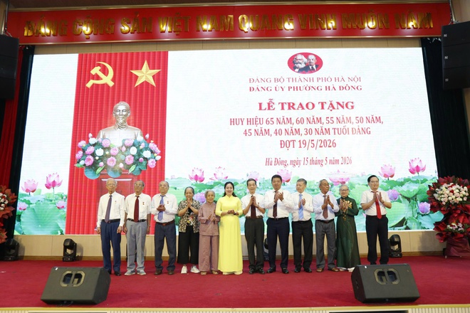 Phường Hà Đông tổ chức trao Huy hiệu Đảng cho 330 đảng viên đợt 19/5- Ảnh 4.