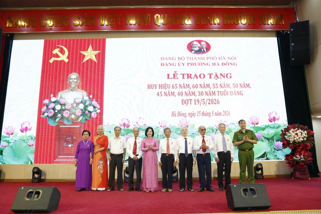 Phường Hà Đông tổ chức trao Huy hiệu Đảng cho 330 đảng viên đợt 19/5- Ảnh 9.