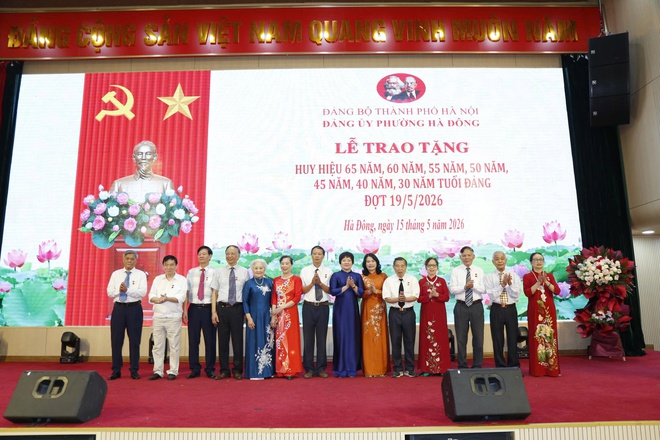 Phường Hà Đông tổ chức trao Huy hiệu Đảng cho 330 đảng viên đợt 19/5- Ảnh 7.