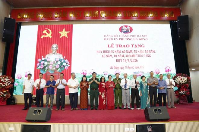 Phường Hà Đông tổ chức trao Huy hiệu Đảng cho 330 đảng viên đợt 19/5- Ảnh 10.
