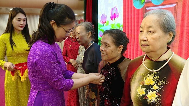 Phường Hà Đông tổ chức trao Huy hiệu Đảng cho 330 đảng viên đợt 19/5- Ảnh 2.