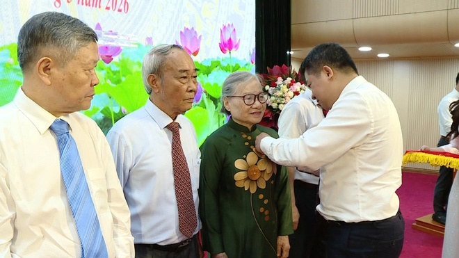 Phường Hà Đông tổ chức trao Huy hiệu Đảng cho 330 đảng viên đợt 19/5- Ảnh 11.