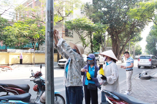 Gần 120 cán bộ, hội viên phụ nữ phường Hà Đông ra quân bóc xóa quảng cáo rao vặt trái phép- Ảnh 7.