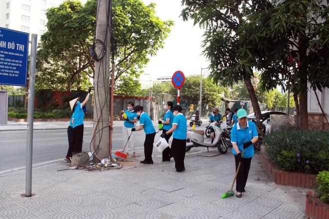 Gần 120 cán bộ, hội viên phụ nữ phường Hà Đông ra quân bóc xóa quảng cáo rao vặt trái phép- Ảnh 6.