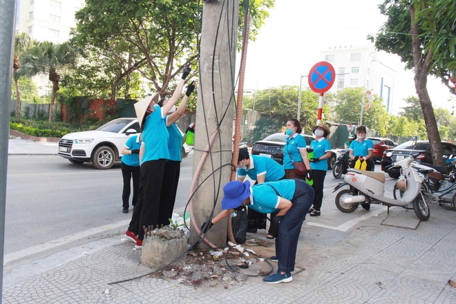 Gần 120 cán bộ, hội viên phụ nữ phường Hà Đông ra quân bóc xóa quảng cáo rao vặt trái phép- Ảnh 8.