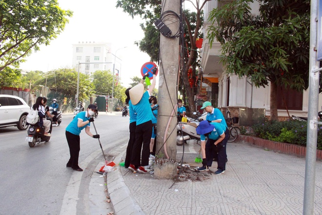 Gần 120 cán bộ, hội viên phụ nữ phường Hà Đông ra quân bóc xóa quảng cáo rao vặt trái phép- Ảnh 3.