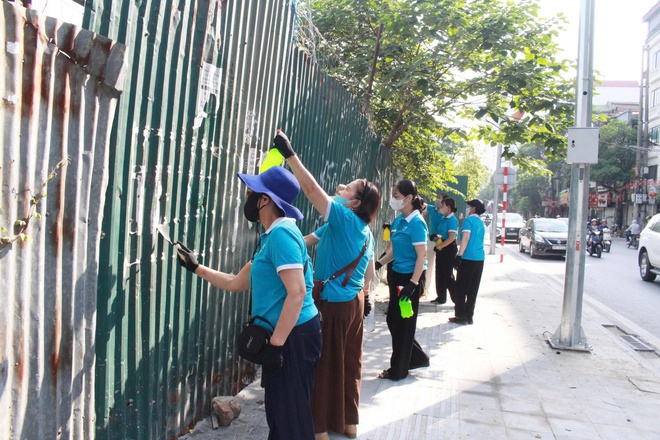 Gần 120 cán bộ, hội viên phụ nữ phường Hà Đông ra quân bóc xóa quảng cáo rao vặt trái phép- Ảnh 9.