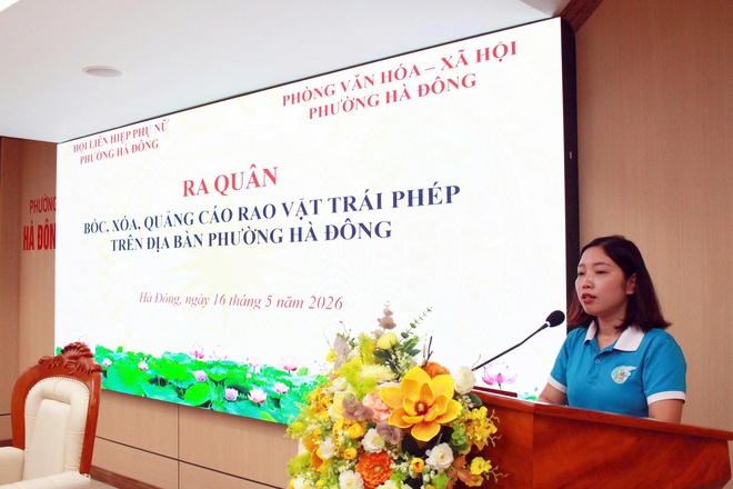 Gần 120 cán bộ, hội viên phụ nữ phường Hà Đông ra quân bóc xóa quảng cáo rao vặt trái phép- Ảnh 1.