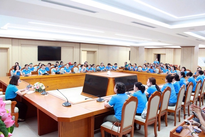 Gần 120 cán bộ, hội viên phụ nữ phường Hà Đông ra quân bóc xóa quảng cáo rao vặt trái phép- Ảnh 2.