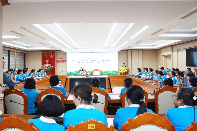 Gần 120 cán bộ, hội viên phụ nữ phường Hà Đông ra quân bóc xóa quảng cáo rao vặt trái phép- Ảnh 4.