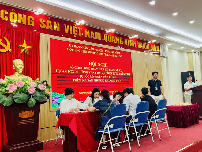 UBND phường Khương Đình tổ chức bốc thăm căn hộ tái định cư phục vụ dự án đường vành đai 2,5
- Ảnh 6.