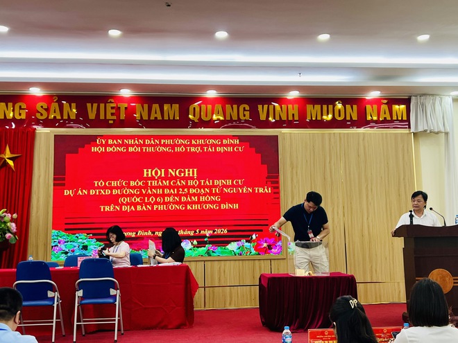 UBND phường Khương Đình tổ chức bốc thăm căn hộ tái định cư phục vụ dự án đường vành đai 2,5
- Ảnh 5.