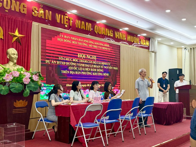 UBND phường Khương Đình tổ chức bốc thăm căn hộ tái định cư phục vụ dự án đường vành đai 2,5
- Ảnh 3.