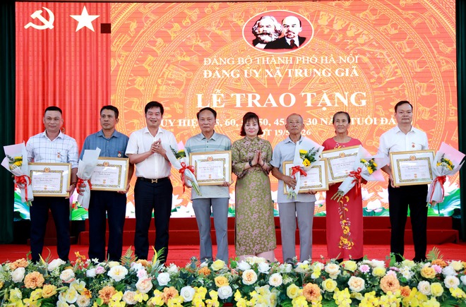 40 ĐẢNG VIÊN THUỘC ĐẢNG BỘ XÃ TRUNG GIÃ ĐƯỢC TRAO TẶNG HUY HIỆU ĐẢNG ĐỢT 19/5- Ảnh 1.
