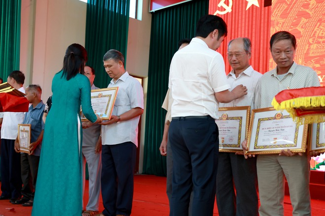 40 ĐẢNG VIÊN THUỘC ĐẢNG BỘ XÃ TRUNG GIÃ ĐƯỢC TRAO TẶNG HUY HIỆU ĐẢNG ĐỢT 19/5- Ảnh 2.