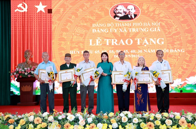 40 ĐẢNG VIÊN THUỘC ĐẢNG BỘ XÃ TRUNG GIÃ ĐƯỢC TRAO TẶNG HUY HIỆU ĐẢNG ĐỢT 19/5- Ảnh 3.