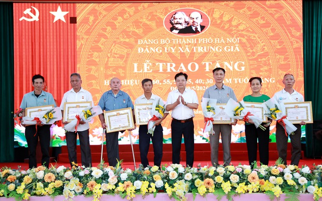 40 ĐẢNG VIÊN THUỘC ĐẢNG BỘ XÃ TRUNG GIÃ ĐƯỢC TRAO TẶNG HUY HIỆU ĐẢNG ĐỢT 19/5- Ảnh 4.