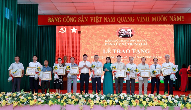 40 ĐẢNG VIÊN THUỘC ĐẢNG BỘ XÃ TRUNG GIÃ ĐƯỢC TRAO TẶNG HUY HIỆU ĐẢNG ĐỢT 19/5- Ảnh 5.