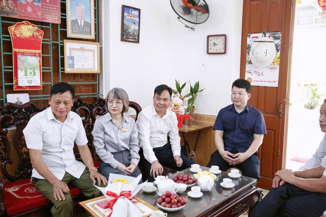 ĐẢNG ỦY XÃ TRUNG GIÃ TRAO TẶNG HUY HIỆU 65 NĂM TUỔI ĐẢNG CHO ĐỒNG CHÍ NGUYỄN HỮU BÁCH- ĐẢNG VIÊN CHI BỘ 9- Ảnh 4.