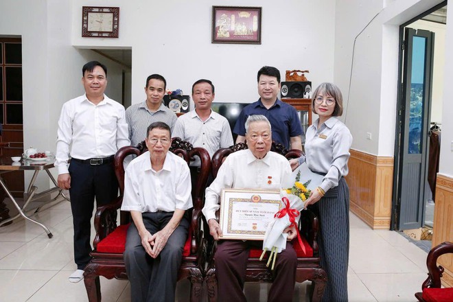 ĐẢNG ỦY XÃ TRUNG GIÃ TRAO TẶNG HUY HIỆU 65 NĂM TUỔI ĐẢNG CHO ĐỒNG CHÍ NGUYỄN HỮU BÁCH- ĐẢNG VIÊN CHI BỘ 9- Ảnh 2.
