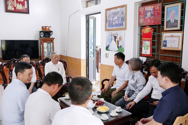 ĐẢNG ỦY XÃ TRUNG GIÃ TRAO TẶNG HUY HIỆU 65 NĂM TUỔI ĐẢNG CHO ĐỒNG CHÍ NGUYỄN HỮU BÁCH- ĐẢNG VIÊN CHI BỘ 9- Ảnh 5.