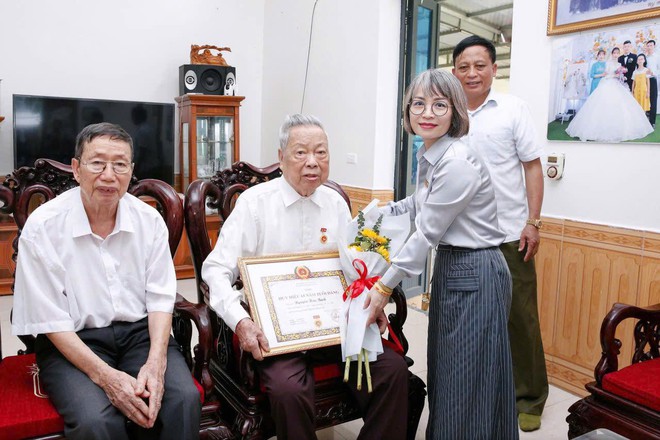 ĐẢNG ỦY XÃ TRUNG GIÃ TRAO TẶNG HUY HIỆU 65 NĂM TUỔI ĐẢNG CHO ĐỒNG CHÍ NGUYỄN HỮU BÁCH- ĐẢNG VIÊN CHI BỘ 9- Ảnh 3.