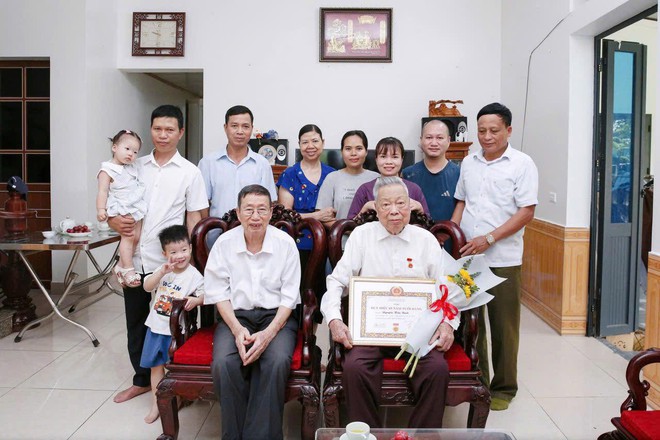 ĐẢNG ỦY XÃ TRUNG GIÃ TRAO TẶNG HUY HIỆU 65 NĂM TUỔI ĐẢNG CHO ĐỒNG CHÍ NGUYỄN HỮU BÁCH- ĐẢNG VIÊN CHI BỘ 9- Ảnh 1.