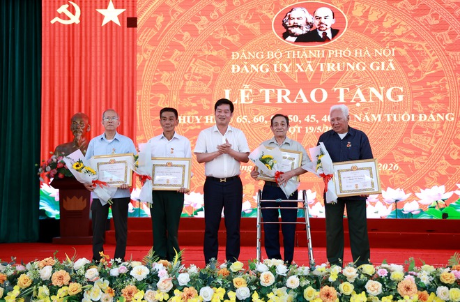 40 ĐẢNG VIÊN THUỘC ĐẢNG BỘ XÃ TRUNG GIÃ ĐƯỢC TRAO TẶNG HUY HIỆU ĐẢNG ĐỢT 19/5- Ảnh 8.
