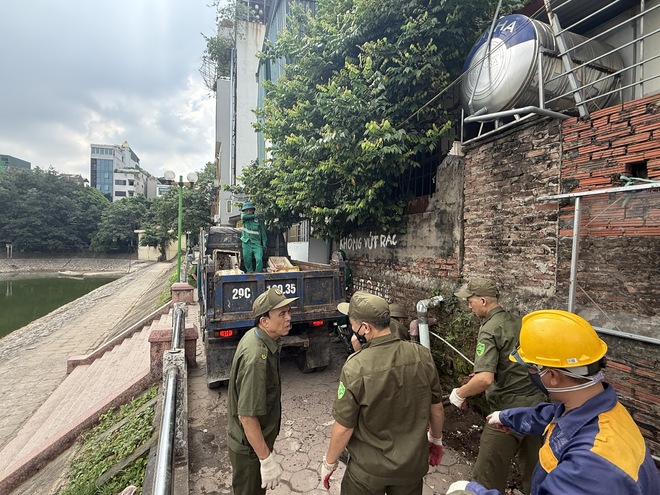 Phường Khương Đình triển khai giải tỏa vi phạm trật tự đô thị và vệ sinh môi trường khu vực hồ Hạ Đình- Ảnh 2.