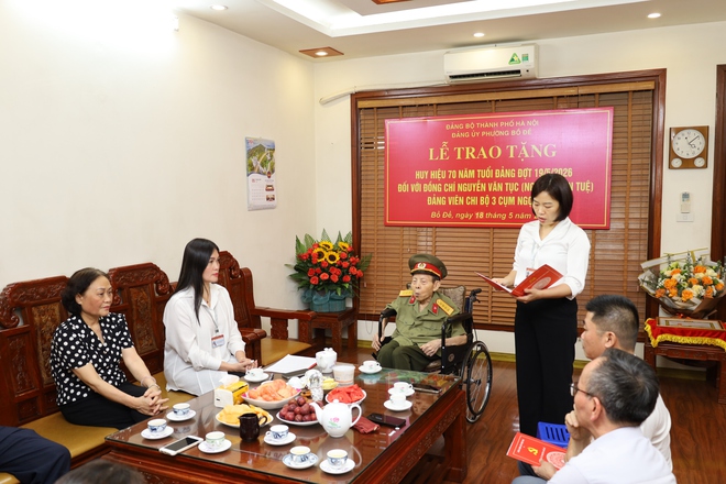 Thường trực Đảng uỷ phường Bồ Đề trao tặng huy hiệu 70 năm tuổi đảng đợt 19/5/2026 tại nhà riêng đảng viên.- Ảnh 1.