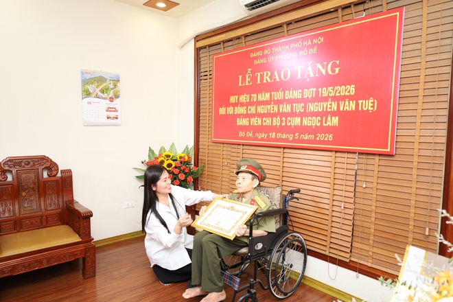 Thường trực Đảng uỷ phường Bồ Đề trao tặng huy hiệu 70 năm tuổi đảng đợt 19/5/2026 tại nhà riêng đảng viên.- Ảnh 2.
