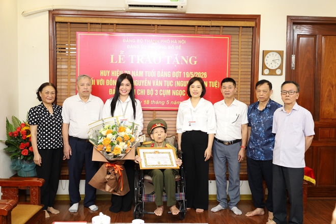 Thường trực Đảng uỷ phường Bồ Đề trao tặng huy hiệu 70 năm tuổi đảng đợt 19/5/2026 tại nhà riêng đảng viên.- Ảnh 4.